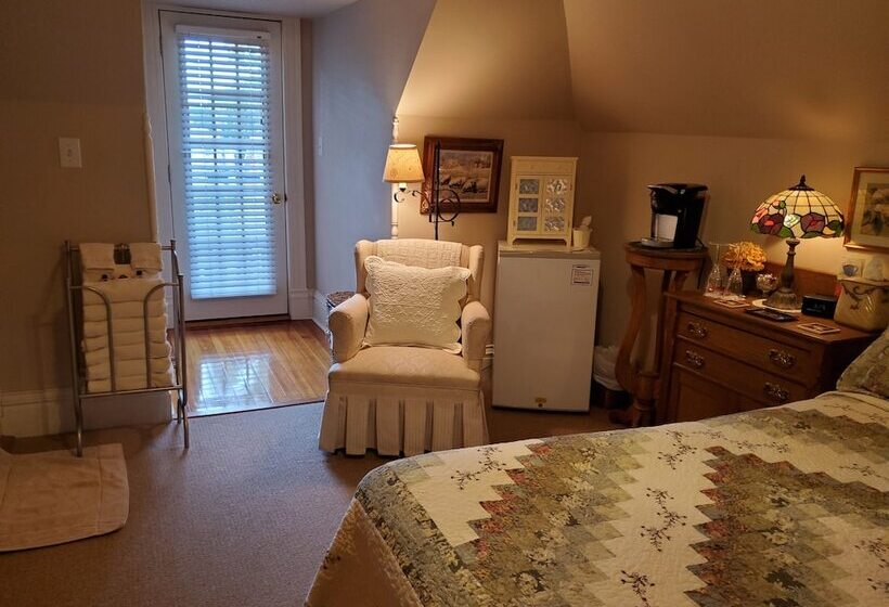 مبيت وإفطار Historic Iron Horse Inn