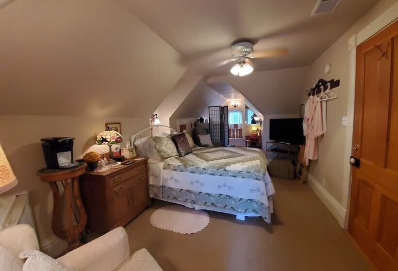 مبيت وإفطار Historic Iron Horse Inn