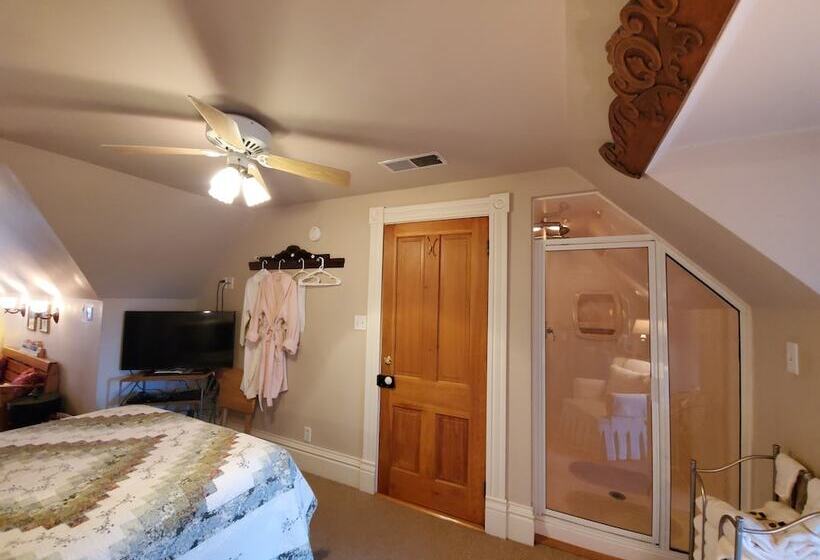 مبيت وإفطار Historic Iron Horse Inn