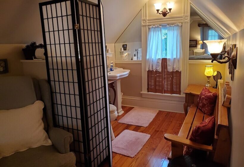 مبيت وإفطار Historic Iron Horse Inn