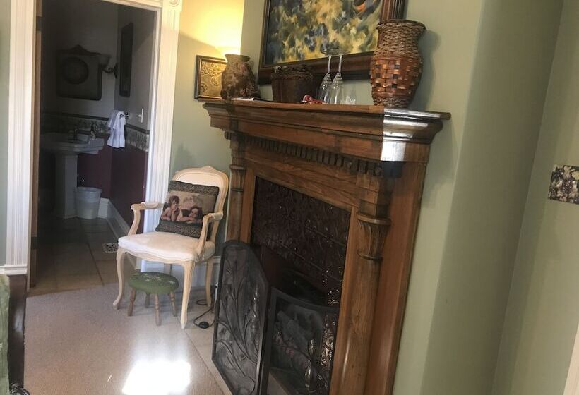 مبيت وإفطار Historic Iron Horse Inn