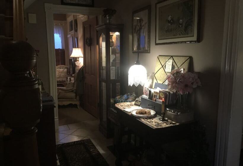 مبيت وإفطار Historic Iron Horse Inn