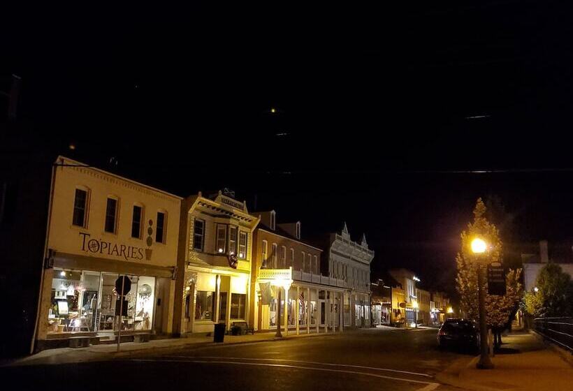 مبيت وإفطار Historic Iron Horse Inn