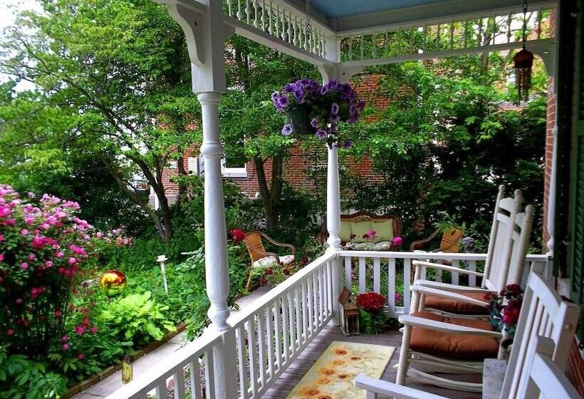 مبيت وإفطار Historic Iron Horse Inn