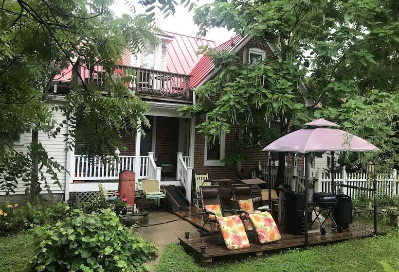 مبيت وإفطار Historic Iron Horse Inn