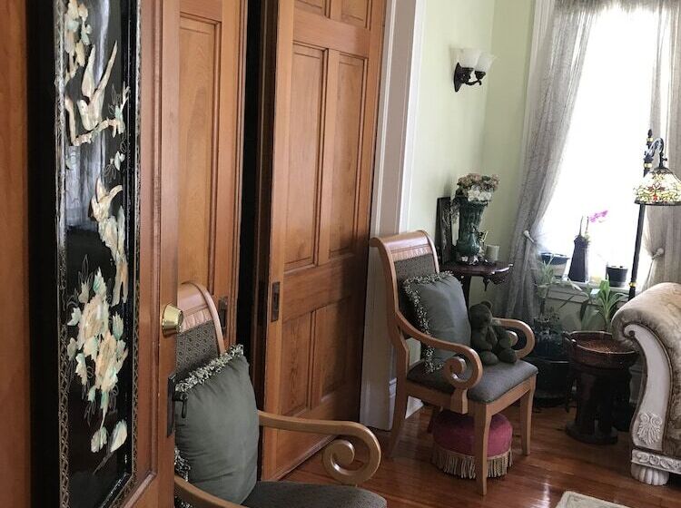 مبيت وإفطار Historic Iron Horse Inn