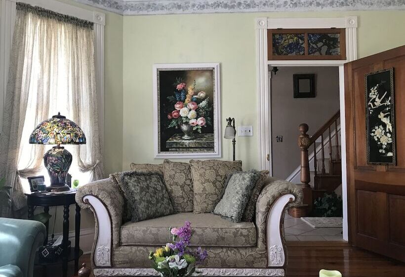 مبيت وإفطار Historic Iron Horse Inn