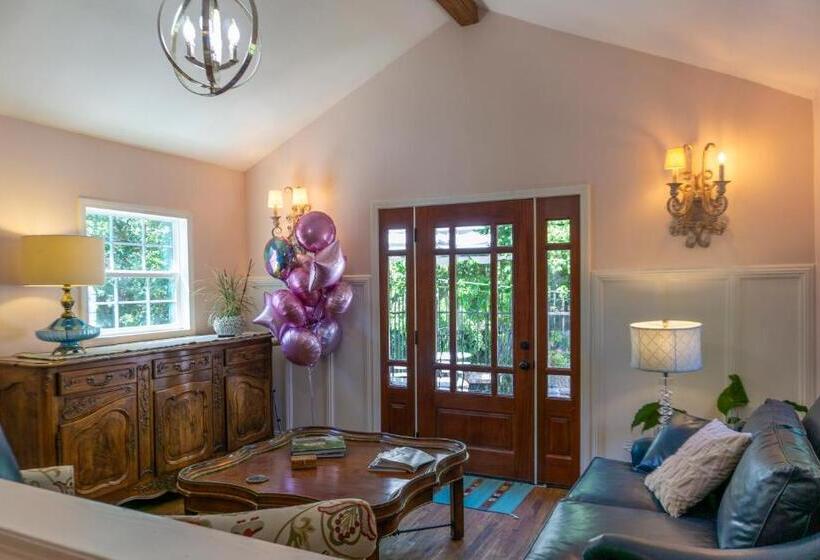 تختخواب و صبحانه Inn At Rose Hall