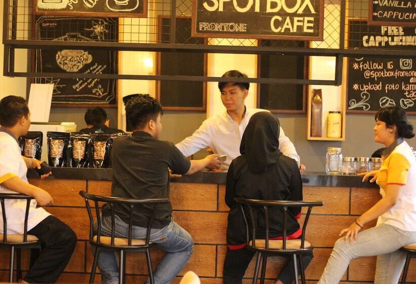 Front One Hotel Airport Solo