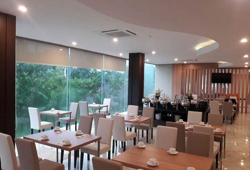 Front One Hotel Airport Solo