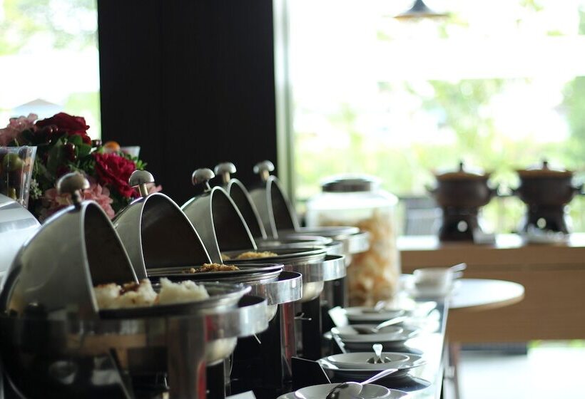 Front One Hotel Airport Solo