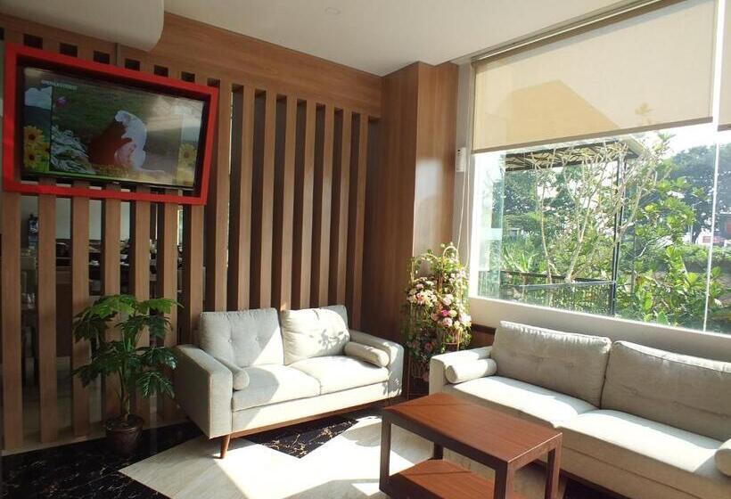 Front One Hotel Airport Solo