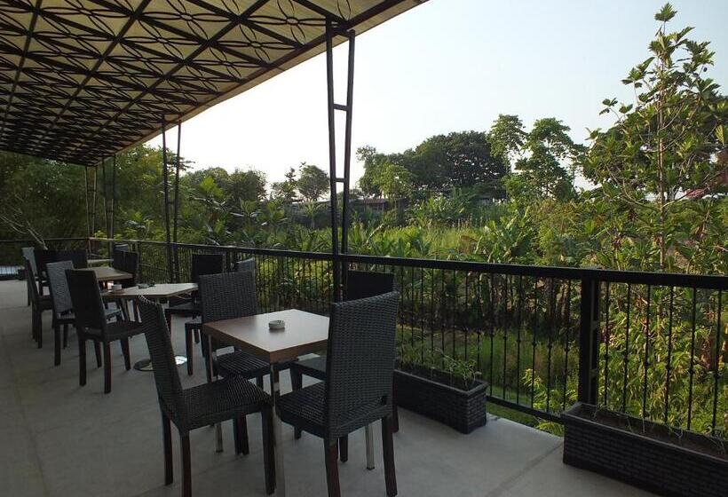 Front One Hotel Airport Solo