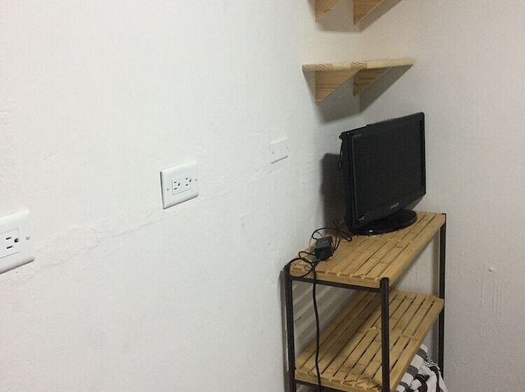 Hostal Saint Michel   Hostel