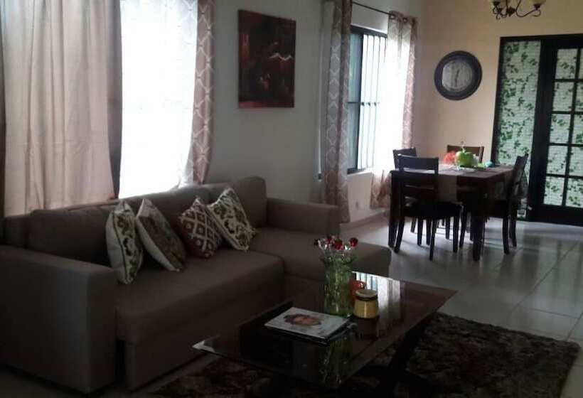 Hostal Saint Michel   Hostel