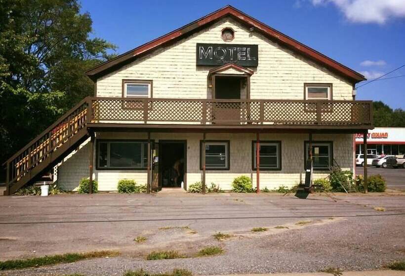 客栈  Salmon River Pub & Grill