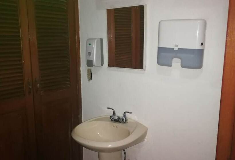 مسافرخانه Vinostal