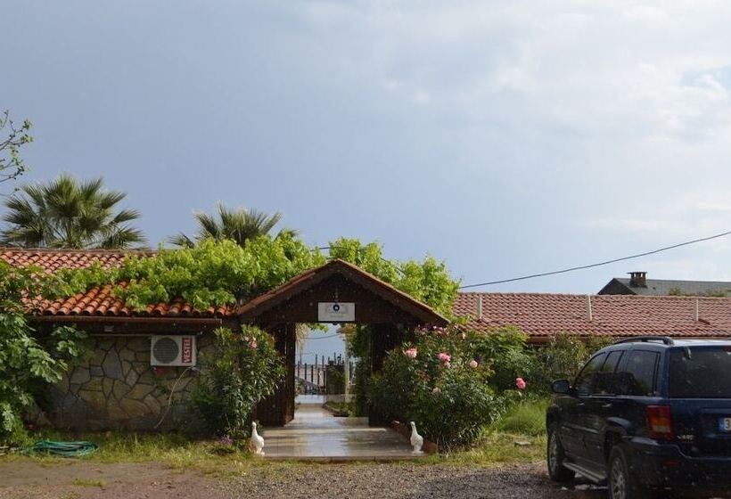 בית מלון כפרי Assos Sardunya Butik