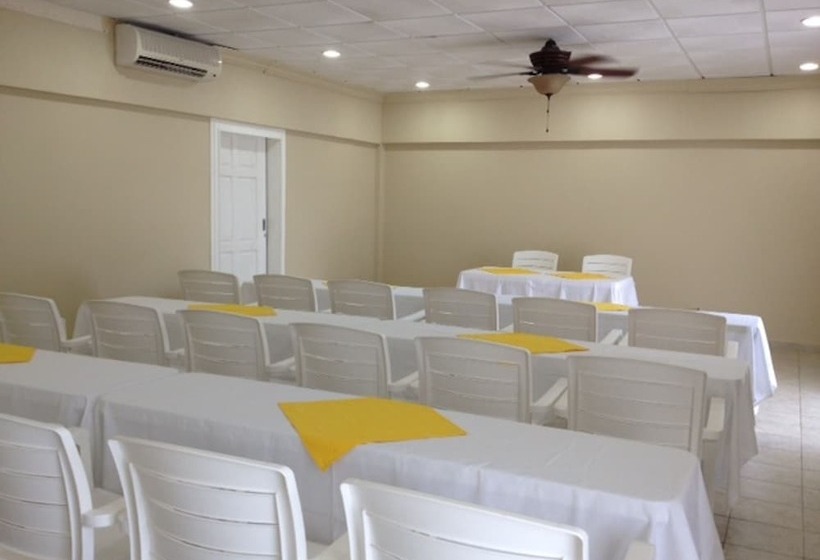 فندق Coconut Grove Lodge