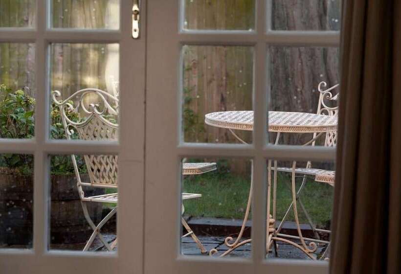 Отель Dbs Serviced Apartments The Delven