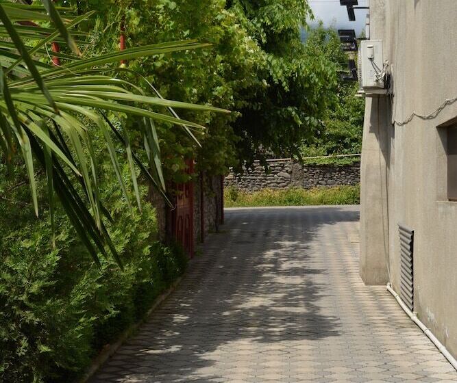 هتل In The Middle Of City