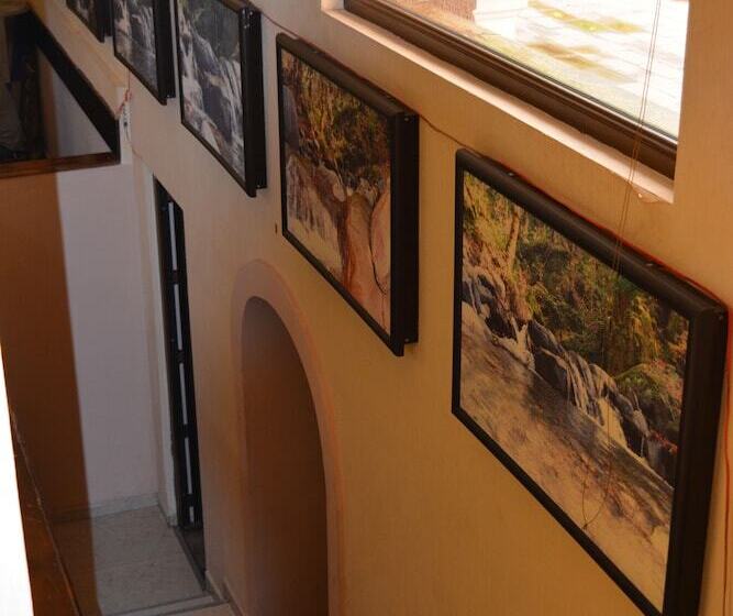 هتل In The Middle Of City