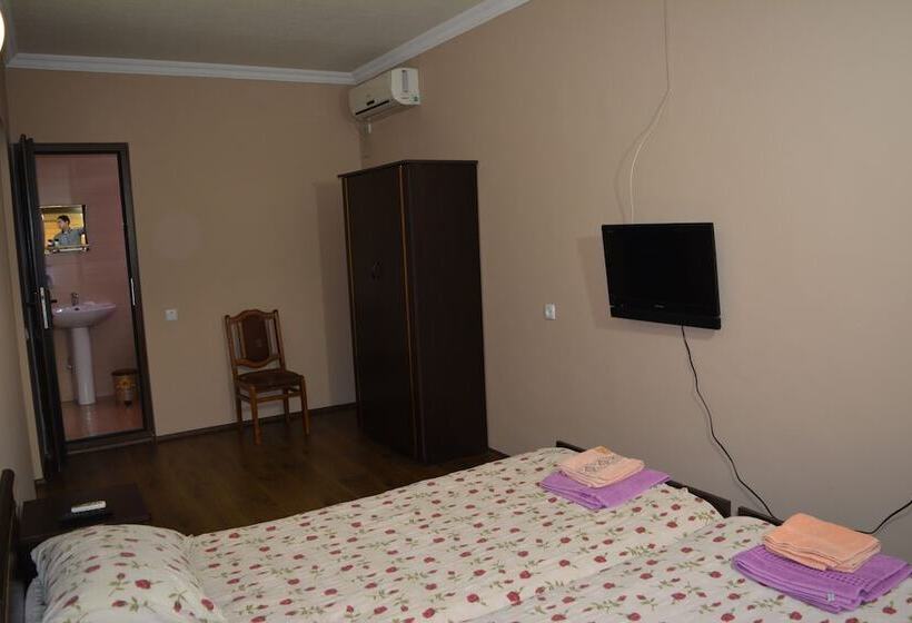 هتل In The Middle Of City