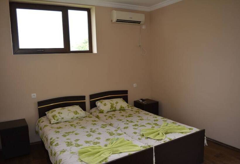 هتل In The Middle Of City