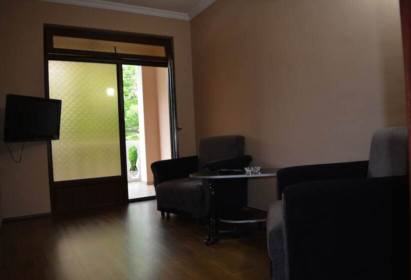 هتل In The Middle Of City