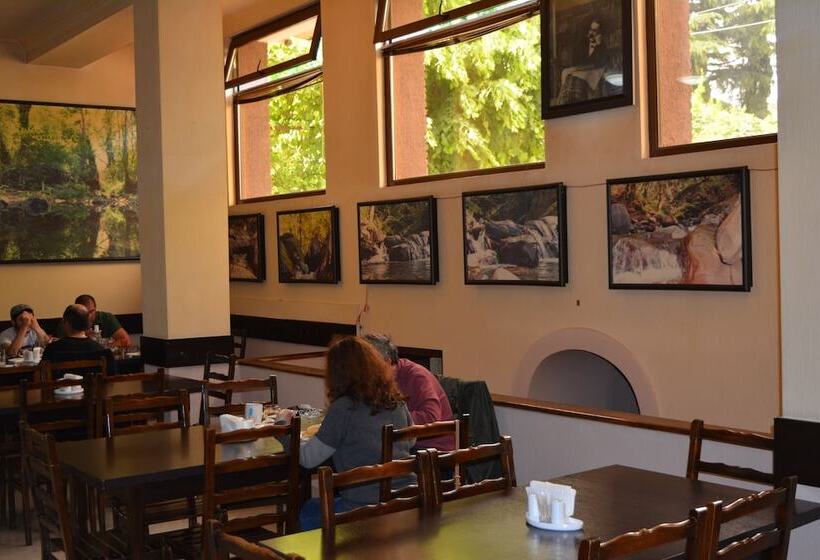 هتل In The Middle Of City