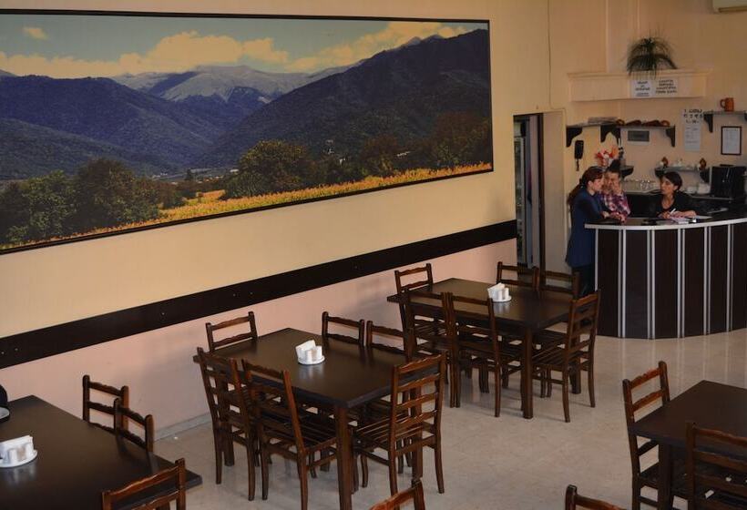 هتل In The Middle Of City