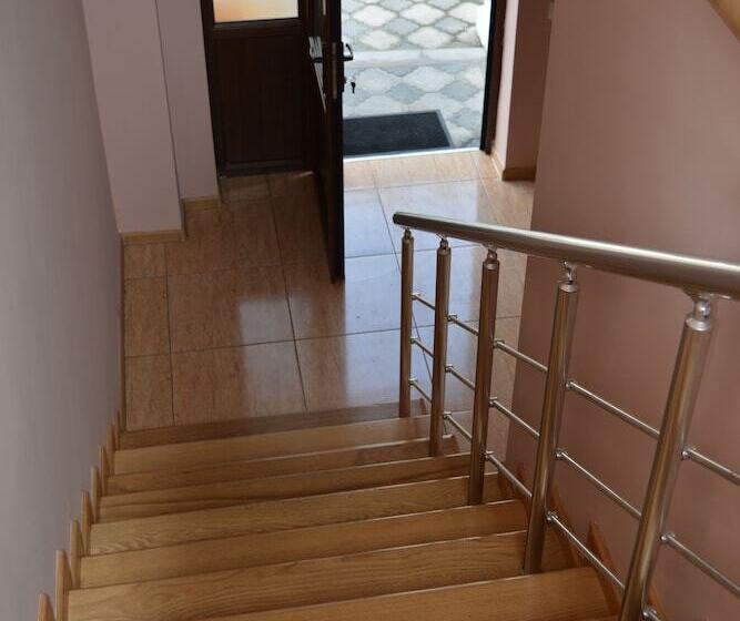 هتل In The Middle Of City