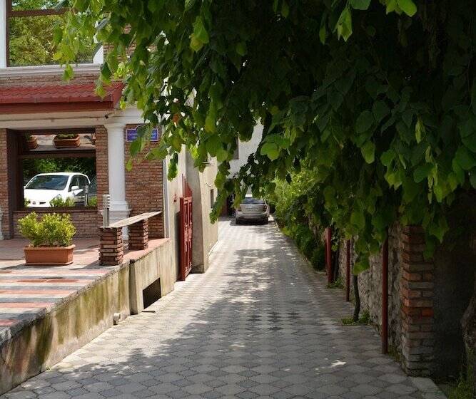 هتل In The Middle Of City