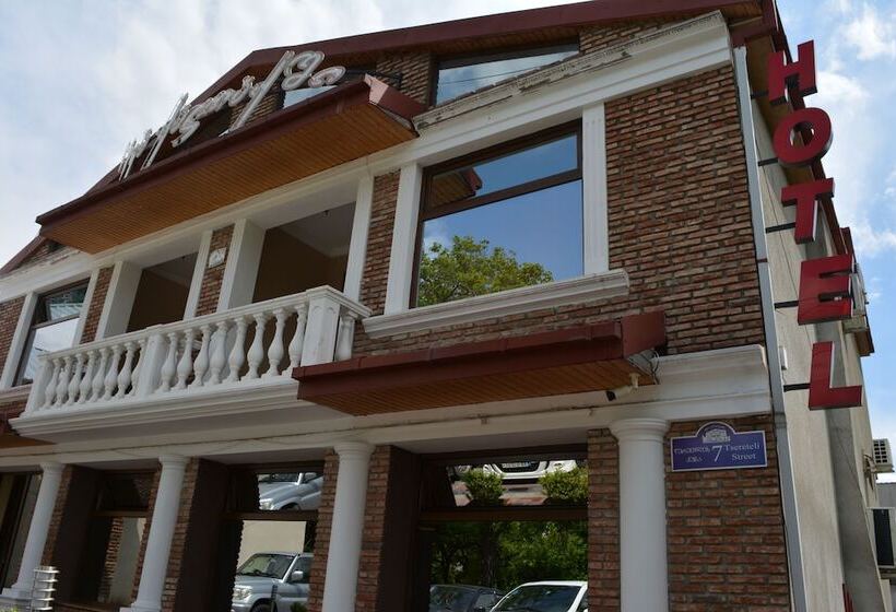 هتل In The Middle Of City