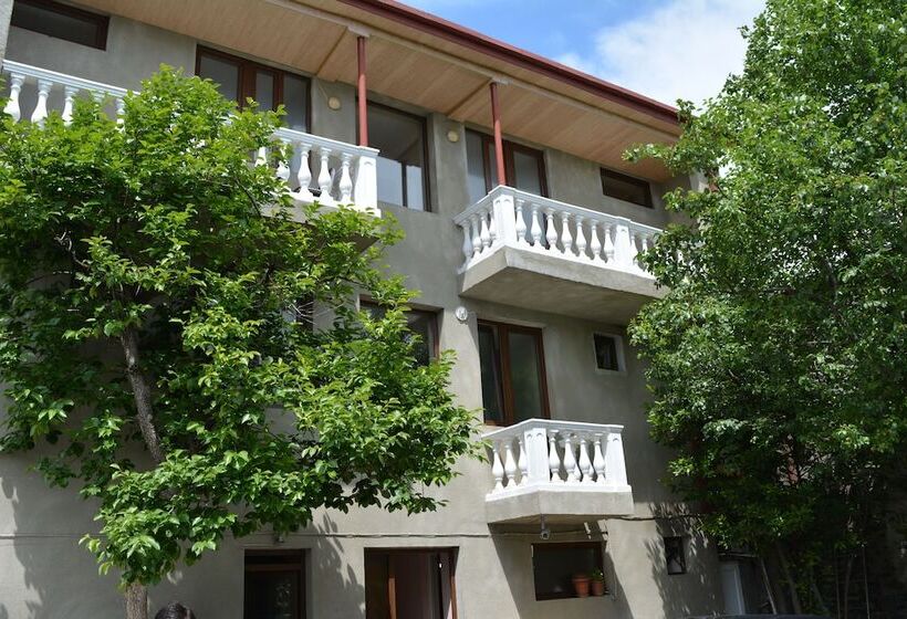 هتل In The Middle Of City