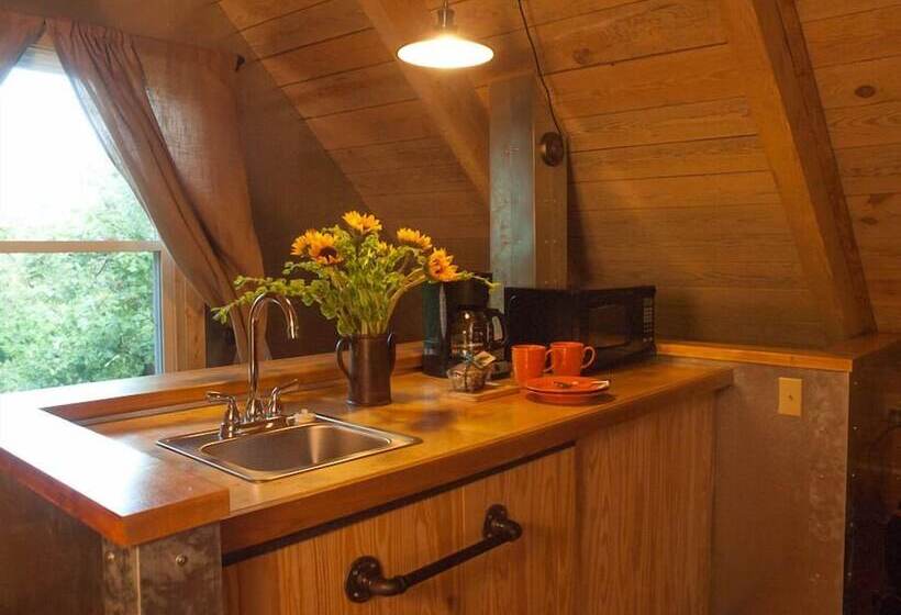 هتل Lake Lucerne Resort & Ranch