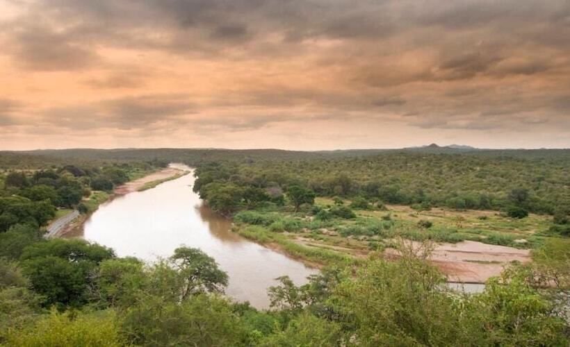 Отель Naledi Lodges