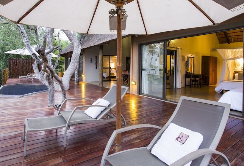 Отель Naledi Lodges