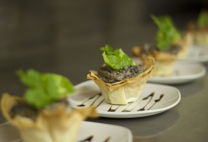 Отель Naledi Lodges