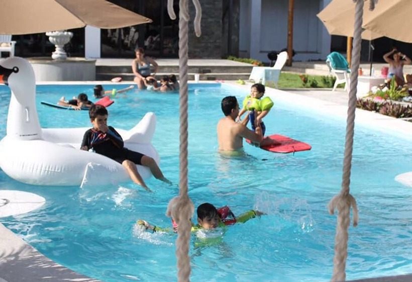 호텔 Show Pony Beach Resort