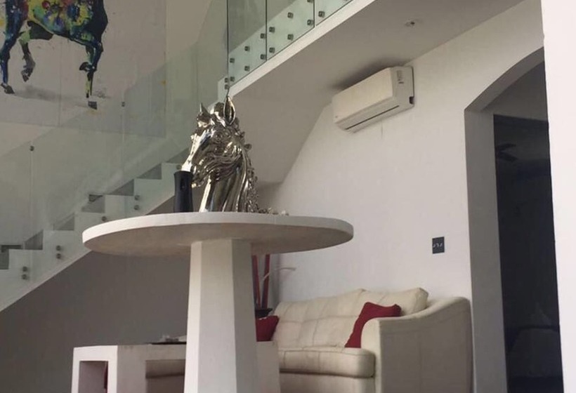 호텔 Show Pony Beach Resort