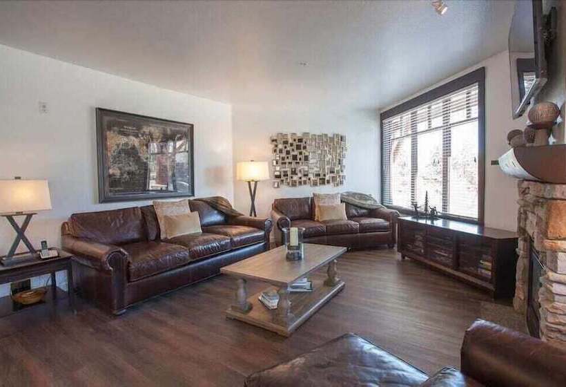 فندق Village 2230 White Mountain Lodge