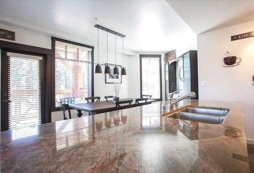 فندق Village 2230 White Mountain Lodge