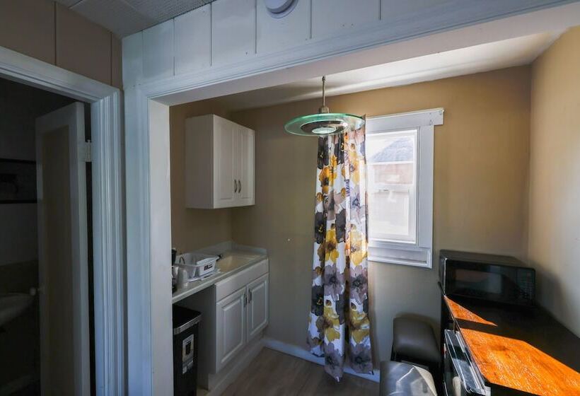 فندق على الطريق Cottage Inn