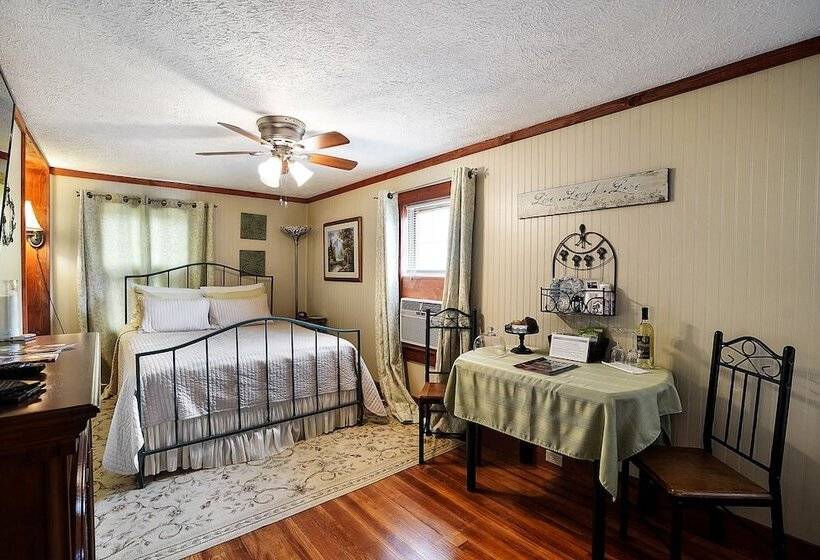 펜션 Hocking Hills Inn