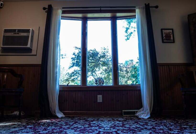 펜션 Hocking Hills Inn