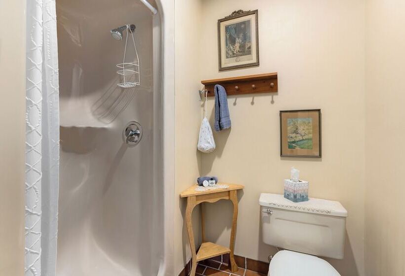 The Stagecoach Inn Bed & Breakfast And Five20 Social Stop