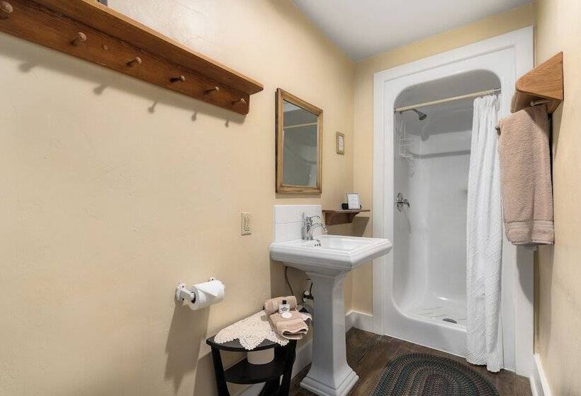 The Stagecoach Inn Bed & Breakfast And Five20 Social Stop