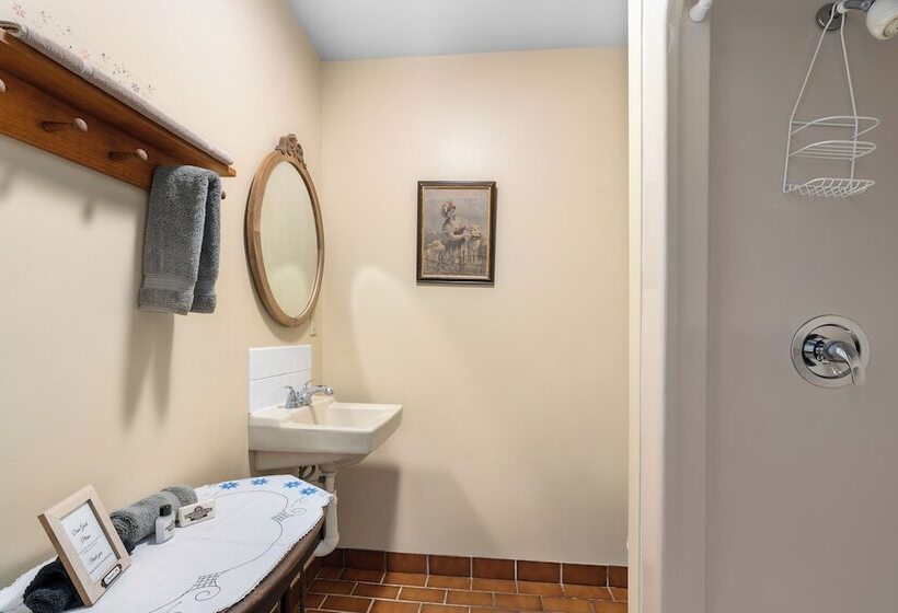 The Stagecoach Inn Bed & Breakfast And Five20 Social Stop