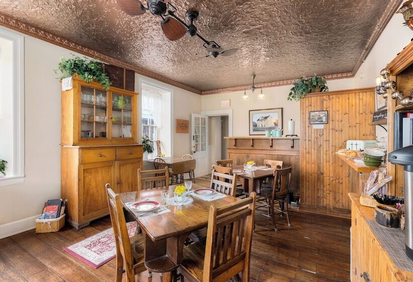 The Stagecoach Inn Bed & Breakfast And Five20 Social Stop